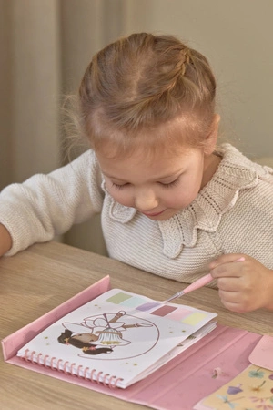 pol_pm_Little-Dutch-Zestaw-kolorowanek-wodnych-Rosa-Friends-5944_3 — kopia.webp