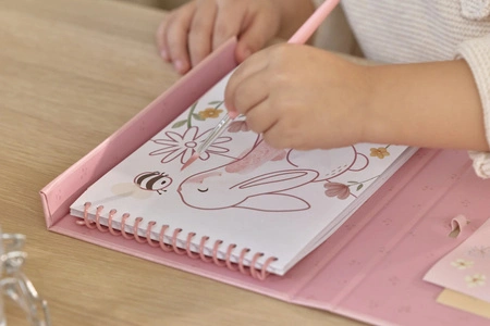 pol_pm_Little-Dutch-Zestaw-kolorowanek-wodnych-Rosa-Friends-5944_4 — kopia.webp