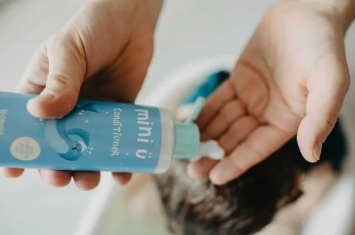 Naturalna-odzywka-do-wlosow-dla-dzieci-i-niemowlat-Miniu (1).webp