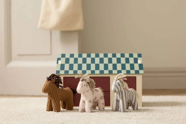 Drewniana-stajnia-z-konikami--Kids-Concept (1).webp