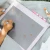 Podswietlany-tablet-do-nauki-pisania-i-rysowania-KIDYDRAW-PRO---rozowy--Kidywolf (9).webp
