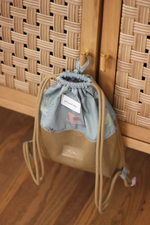 Zielony-worek-z-siatka-na-dole--na-zabawki-i-recznik (1).webp