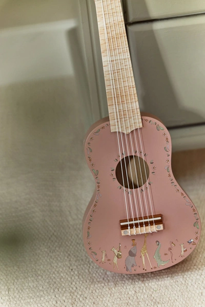 pol_pl_Little-Dutch-Drewniana-gitara-rozowa-Safari-Friends-FSC-6018_8.webp