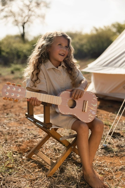 pol_pl_Little-Dutch-Drewniana-gitara-rozowa-Safari-Friends-FSC-6018_11.webp