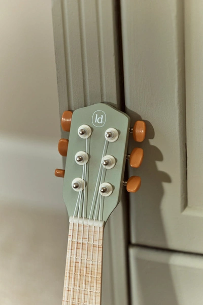 pol_pl_Little-Dutch-Drewniana-gitara-zielona-Safari-Friends-FSC-6019_4.webp