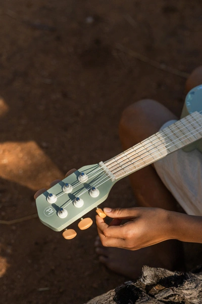 pol_pl_Little-Dutch-Drewniana-gitara-zielona-Safari-Friends-FSC-6019_5.webp