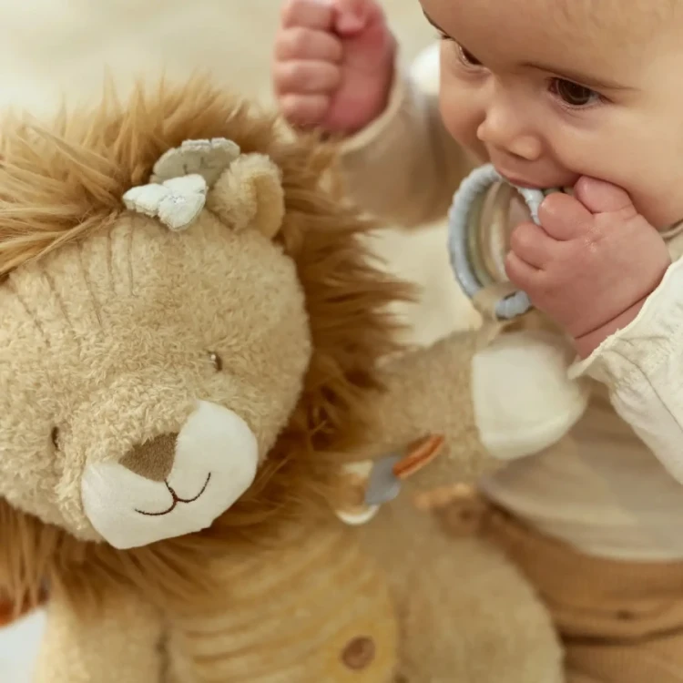 Przytulanka-Lew-aktywizujacy-Safari-Friends--Little-Dutch (3).webp