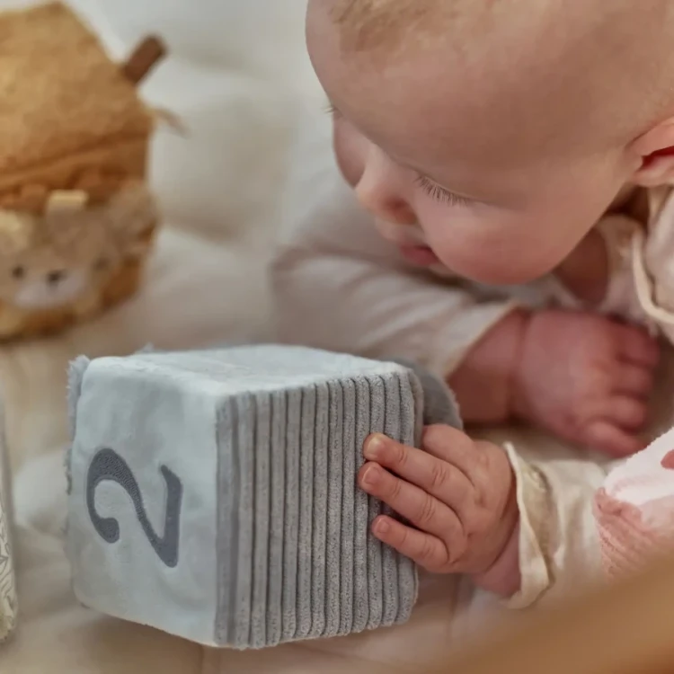 4-Miekkie-kostki-aktywizujace-Safari-Friends--Little-Dutch (4).webp
