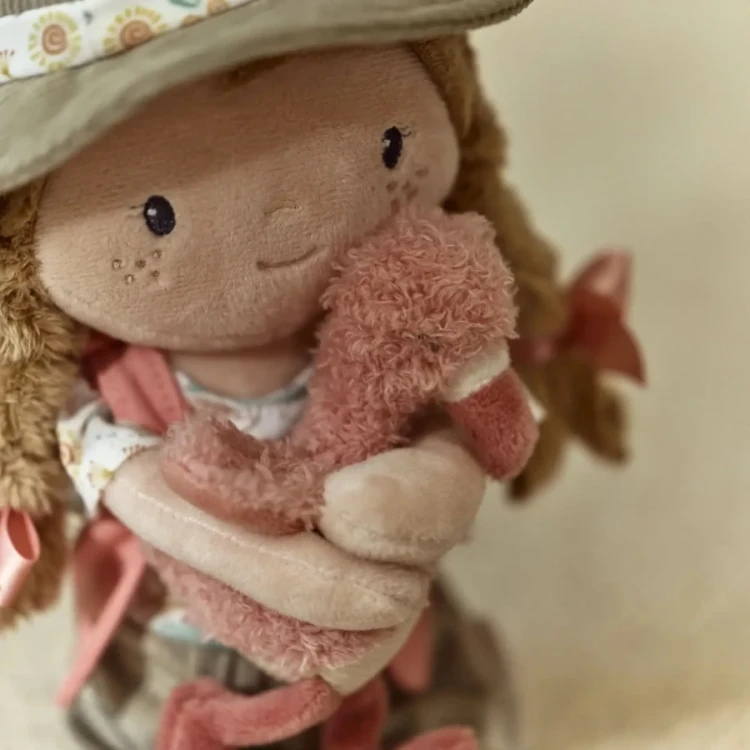 Laleczka-Rosa-Safari-Friends-35cm--Little-Dutch (3).webp