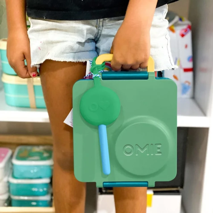 omielife-omiepod-zawieszka-pokrowiec-ze-sztuccami-mint-green-v2-om7104 (1).webp