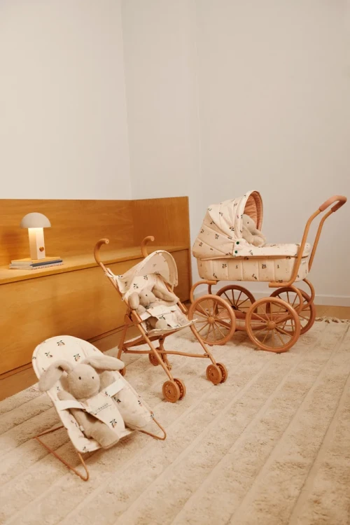 liewood-wozek-spacerowka-elsie-LW19756-peach-sea-shell_Doll_Stroller_LW19756_1232_Peach_Sea_shell_1-3.webp