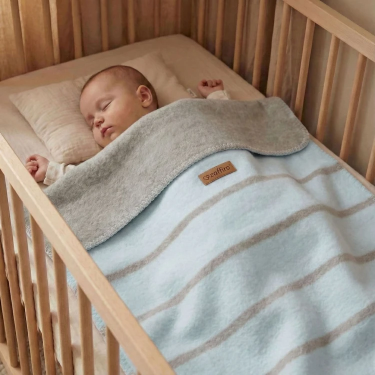 Kocyk bawełniany Zaffiro Alba Baby Blue 75 × 100 cm – błękitny w paski