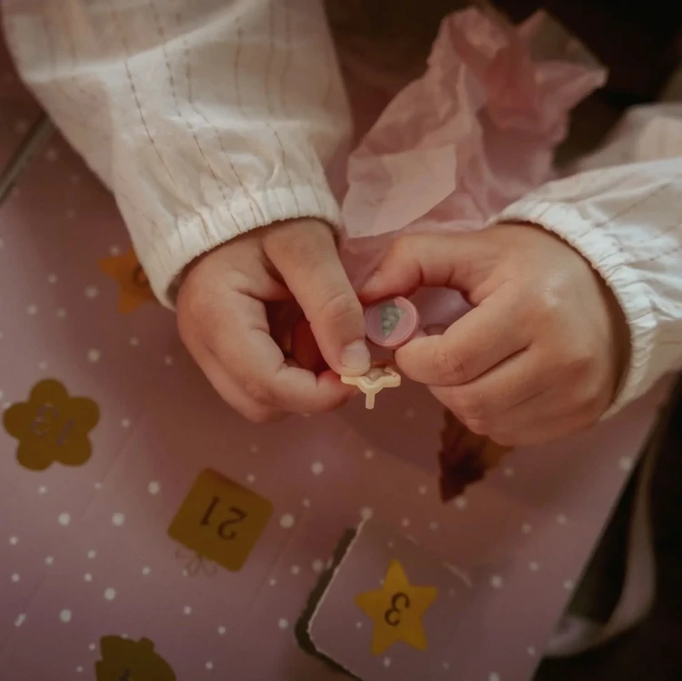 Kalendarz-adwentowy---Stworz-swoje-bransoletki-charms--Little-Dutch (3).webp