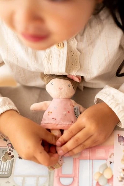 pol_pl_Little-Dutch-Ksiazeczka-z-naklejkami-Rosa-na-zakupach-5646_14.webp