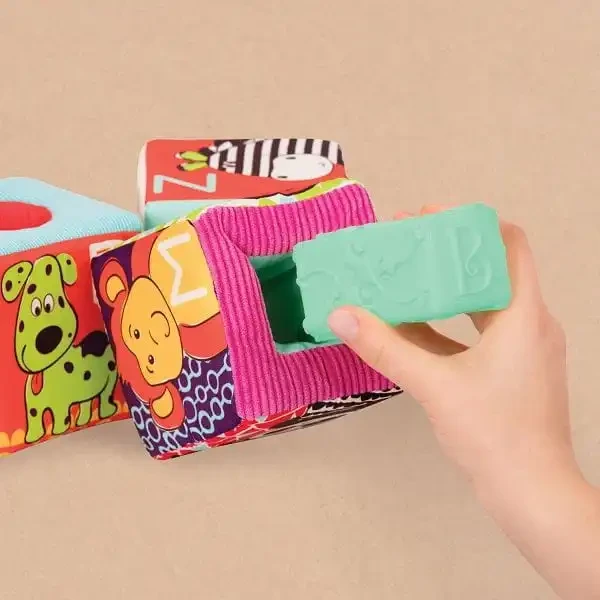 Block-Party--klocki-materialowe-z-sorterami--B.Toys (3).webp