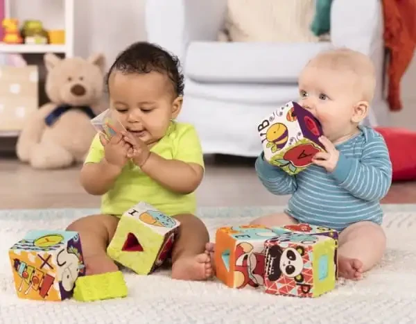 Block-Party--klocki-materialowe-z-sorterami--B.Toys (4).webp