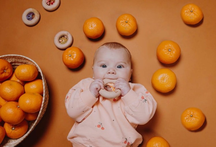Grzechotka-sensoryczna---Pomarancza--Petit-Boum (1).webp