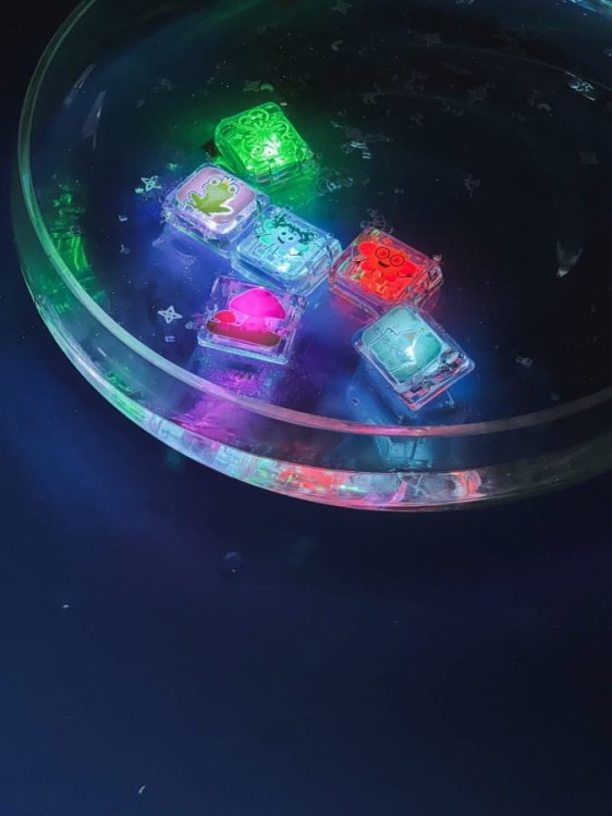 Kostki-sensoryczne-swiecace-w-wodzie-6szt.---Wrozki--Glo-Pals (4).webp
