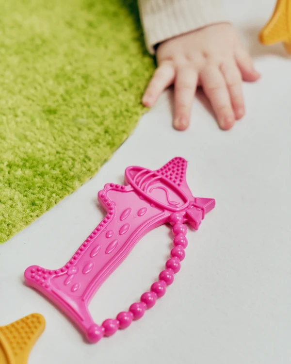 gryzak-luuie-the-dog-pink-wiz-2.webp
