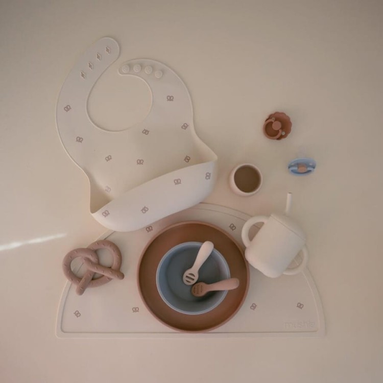 Sliniak-silikonowy-Pretzel--Mushie (3).webp