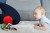 Mini-osmiorniczka-kontrastowa-CZERWONA--Moms-Care (2).webp