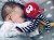 Mini-osmiorniczka-kontrastowa-CZERWONA--Moms-Care (3).webp