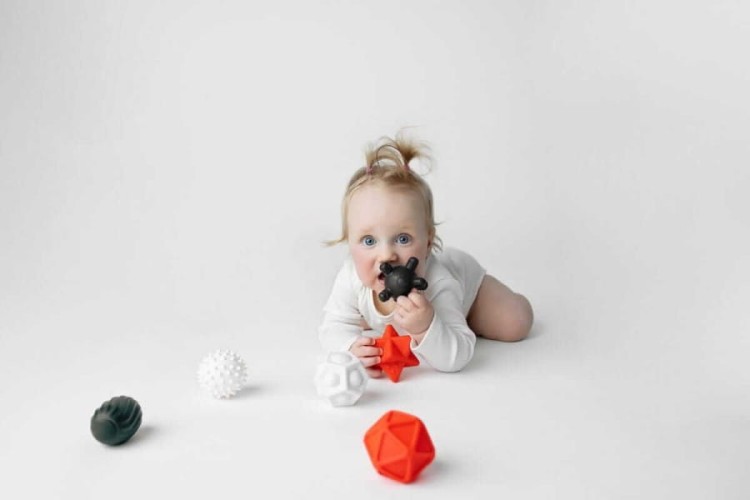 Pileczki-sensoryczne-6-szt.-Kontrastowe--Moms-care (2).webp