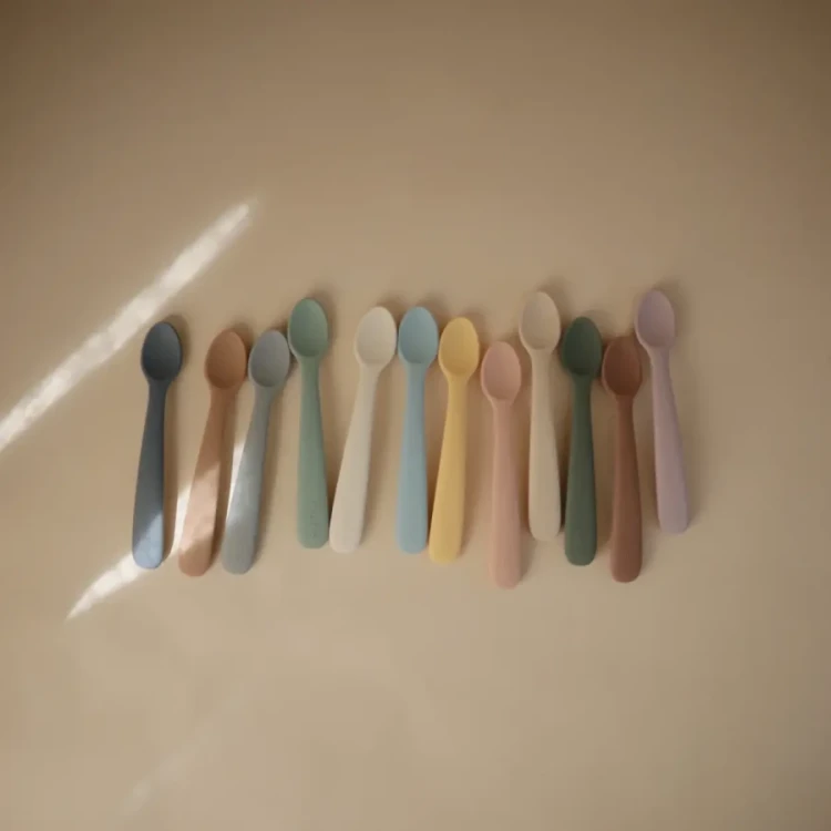 Lyzeczki-sylikonowe-do-nauki-samodzielnego-jedzenia---Cambridge-Blue,-Shifting-Sand--Mushie (2).webp
