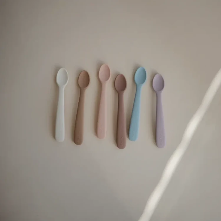 Lyzeczki-sylikonowe-do-nauki-samodzielnego-jedzenia---Ivory--Mushie (4).webp