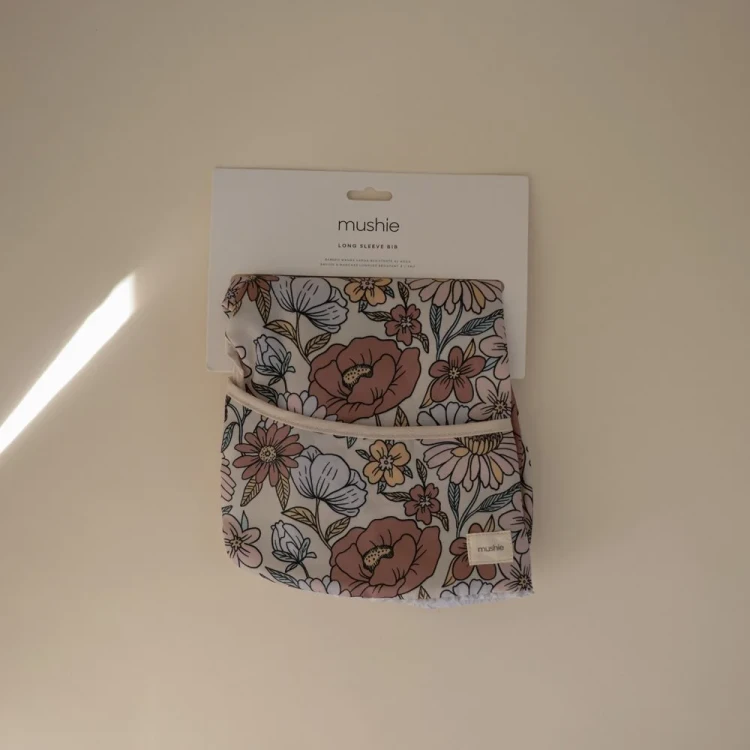 mushie-sliniak-z-dlugim-rekawem-retro-flowers (1).webp