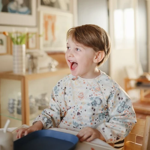 mushie-sliniak-z-dlugim-rekawem-space (1).webp